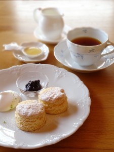 紅茶とスコーン、そしてシフォンケーキの画像1