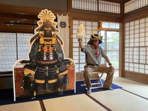 宗贇所用甲冑実物大パネルと記念撮影