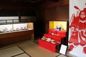 玄関の間　端午の節句段飾りと堤人形