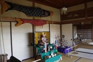 新座敷２階　こいのぼりと五月飾り